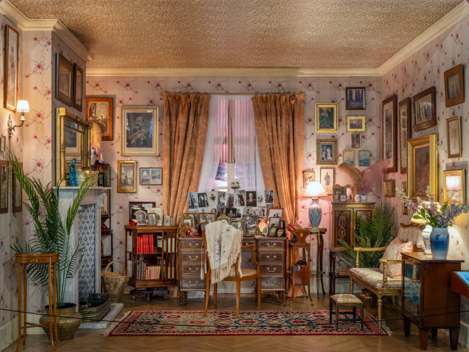 Dronning Mauds arbeidsværelse på Appleton House er gjenskapt i utstillingen ved hjelp av gamle fotografier. Foto: Øivind Möller Bakken, De kongelige samlinger